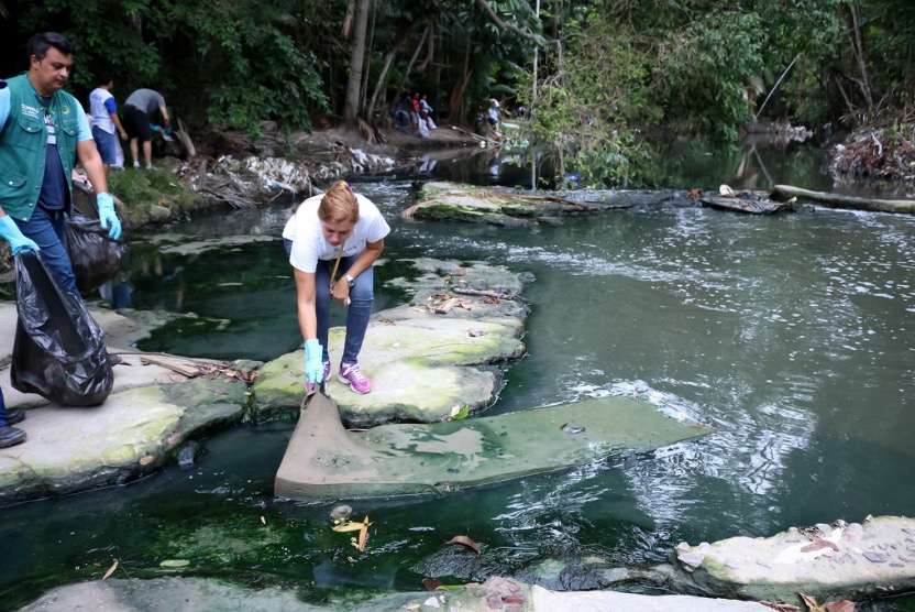 Quase 4 toneladas de resíduos são retirados das margens do igarapé no Parque do Mindu
