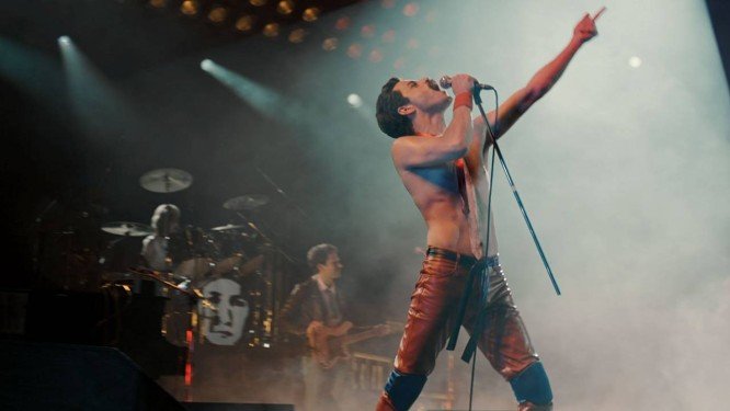 Filme sobre Queen estreia com a crítica dividida e acusações de ignorar sexualidade de Freddie Mercury