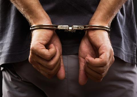 Homem é preso com R$ 4,9 mil e material de candidato no Amazonas