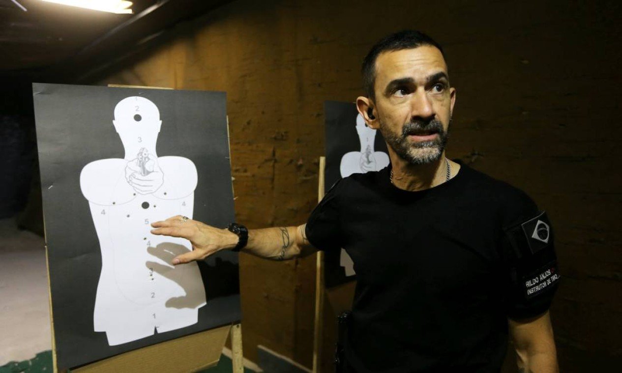 Após vitória de Bolsonaro, aumenta busca por cursos de tiros principalmente por mulheres