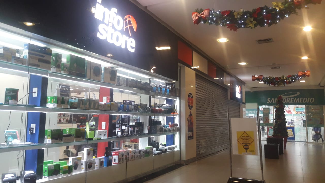 Trio armado invade loja em shopping de Manaus e foge com  mochilas cheias de eletrônicos