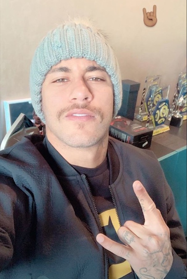 Neymar posa com novo visual nas redes sociais