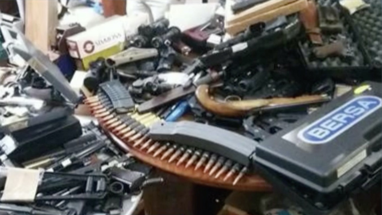 Argentina confisca 300 armas de guerra que seriam enviadas ao Comando Vermelho no Brasil