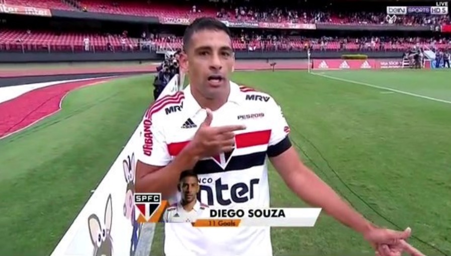 Após gol do São Paulo, Diego Souza faz gesto de arma e bate continência para Bolsonaro