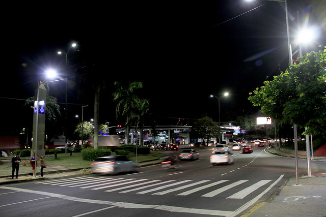 Instalação de faixas com iluminação LED avança em Manaus