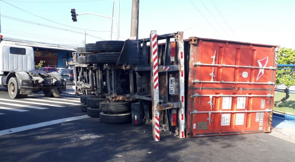Carreta tomba durante manobra de retorno em avenida de Manaus