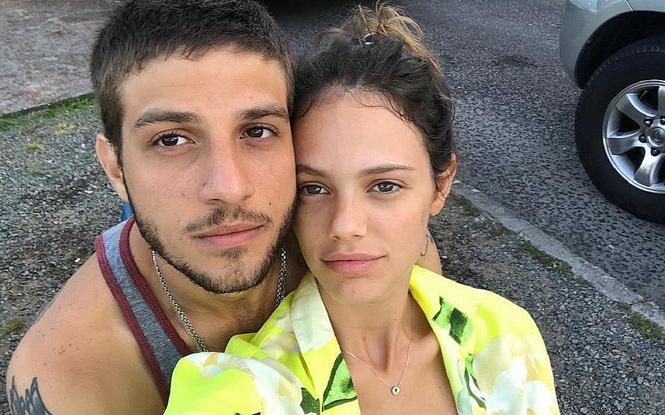   Após término às vésperas de casamento, Chay Suede e Laura Neiva reatam namoro