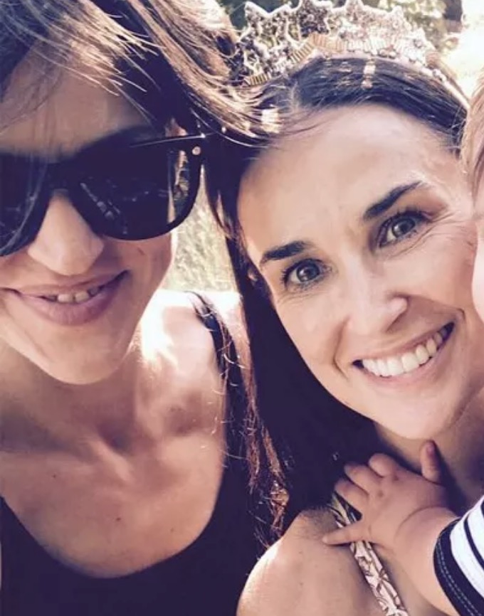 Após três casamentos, Demi Moore está namorando uma mulher