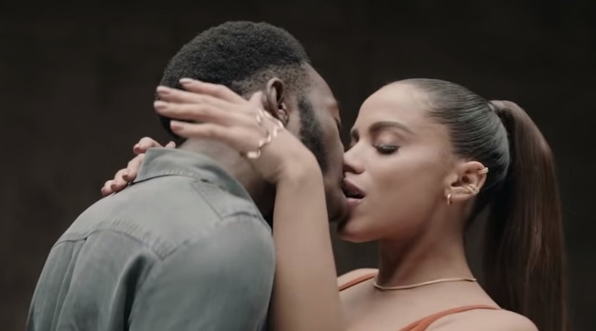 Anitta mostra bastidores beijando 'com vontade' 24 pessoas: 'as cenas são reais'