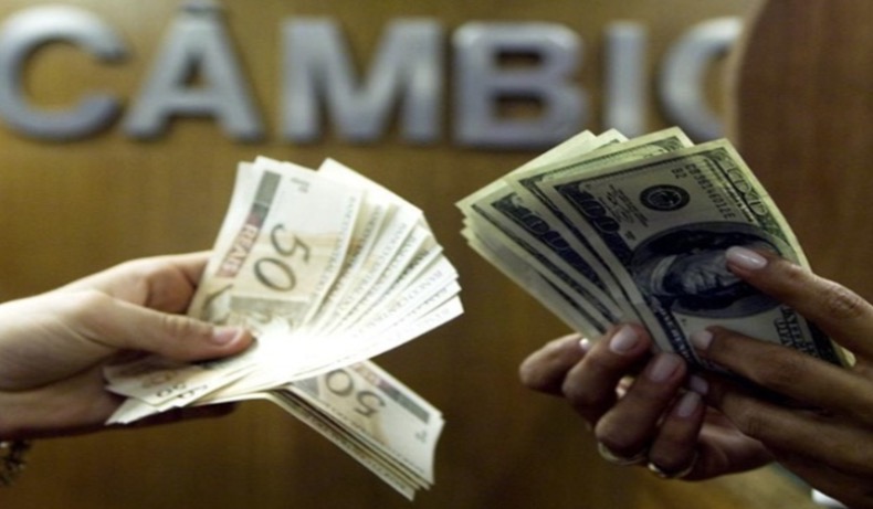 Dólar abre a semana em pequena alta, cotado a R$ 3,74