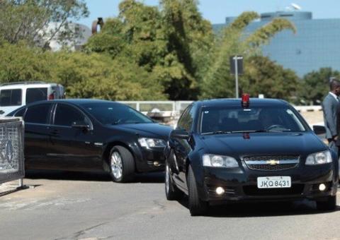 Governo vai comprar carros que resistem a disparos de submetralhadora para escolta de Bolsonaro