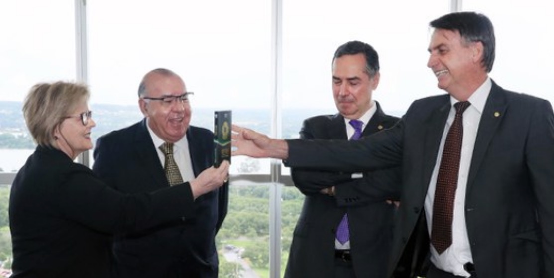 Ministra Rosa Weber entrega Constituição para Bolsonaro em visita de cortesia