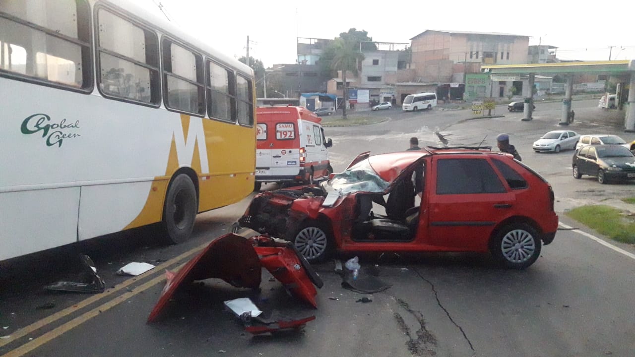 Em suposto racha, jovem perde controle de carro e atinge ônibus em Manaus