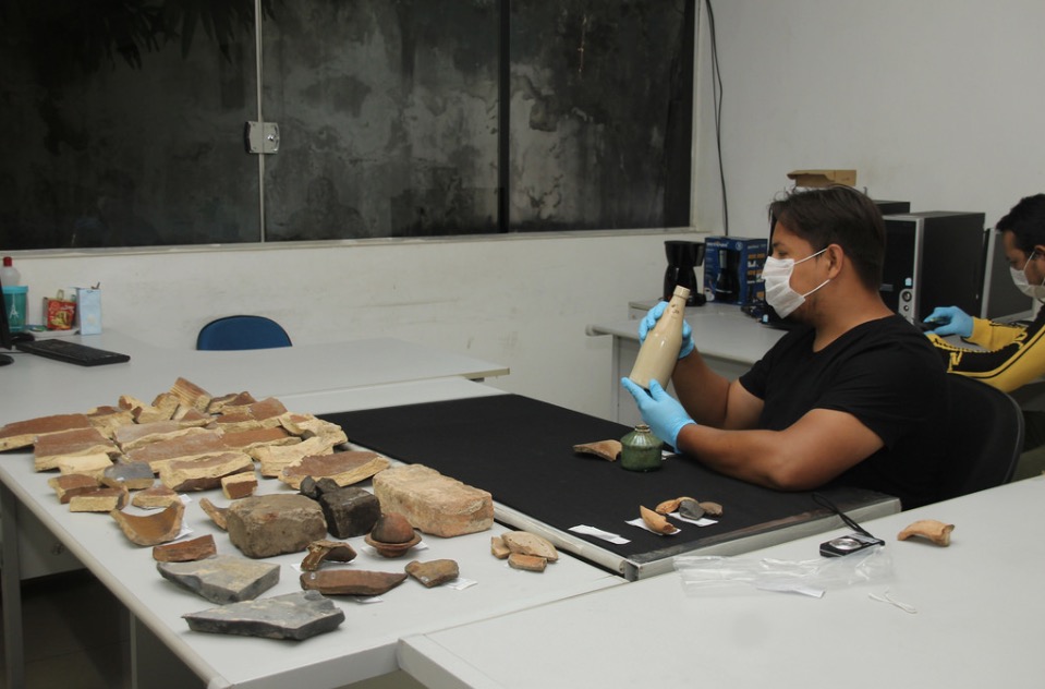 Trabalho de arqueologia na Matriz revela mais de 3,5 mil peças históricas