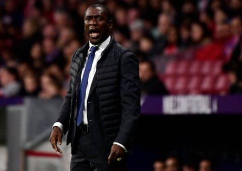 Técnico Seedorf encara o Brasil e testa sua estabilidade no comando de Camarões