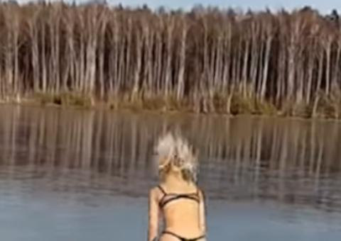 De lingerie, jovem mergulha em lago e tem surpresa inacreditável; Veja