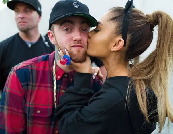 Ariana Grande relembra ex, Mac Miller: ‘Sentimos sua falta’