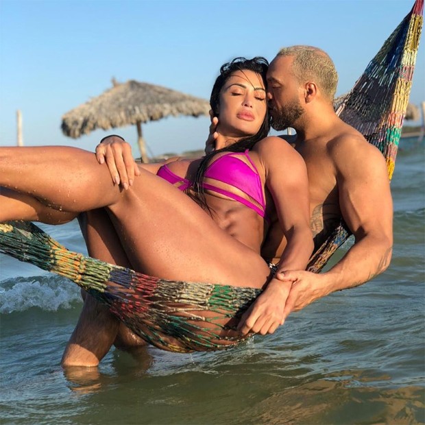 Com biquíni que não dá conta do recado, Gracyanne Barbosa sensualiza com Belo em praia