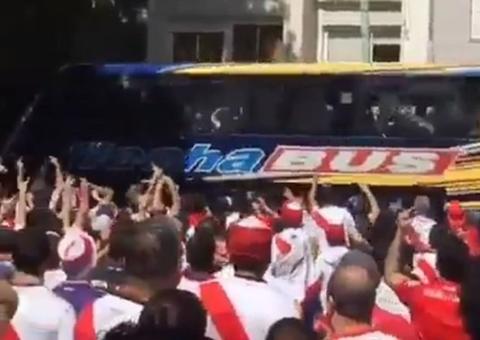 Após ser adiada por ataque, final da Libertadores entre Boca e River é suspensa