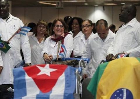 Dos 8 mil médicos cubanos no Brasil, mais de 1.300 já deixaram o país