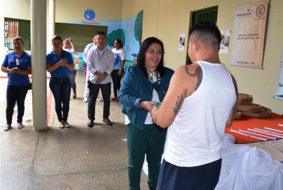 Mais de vinte internos recebem certificação profissional em presídio no Amazonas