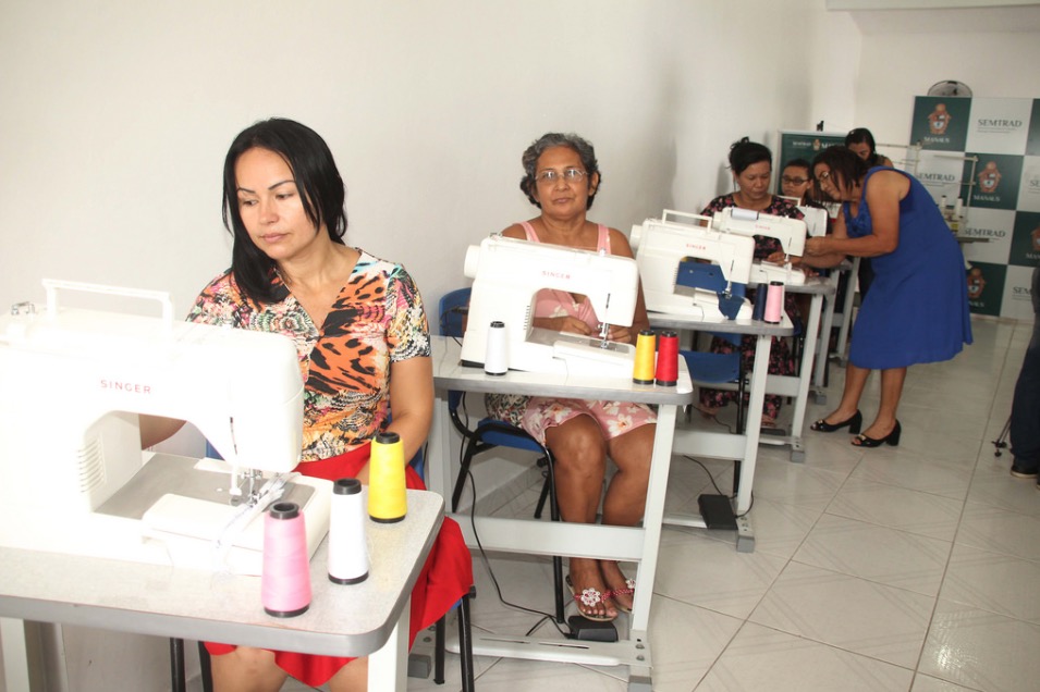 Associação recebe máquinas de costura para criar ateliê em Manaus 