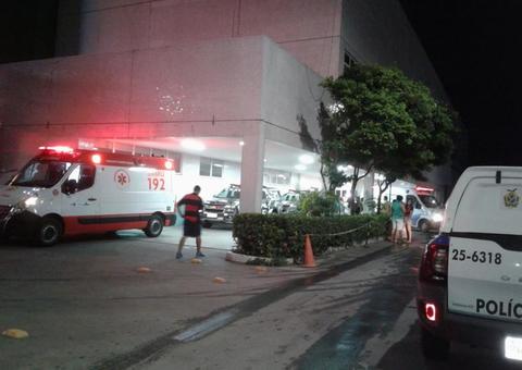 Mulher é alvejada ao andar em rua no Centro de Manaus