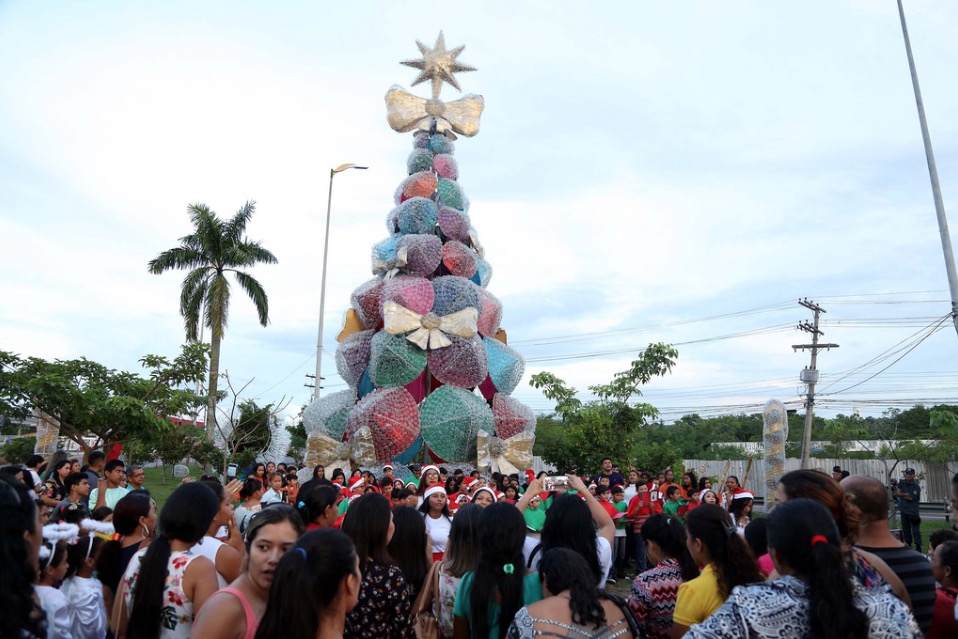 Zona norte de Manaus ganha árvore de natal sustentável
