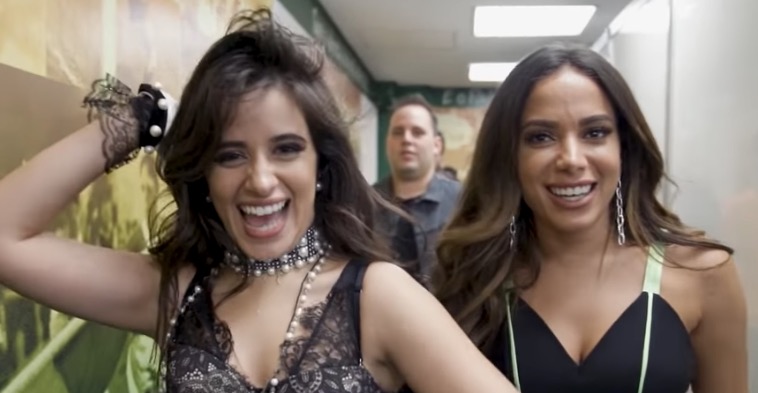 Camila Cabello exalta Anitta em vídeo de turnê pelo Brasil; assista