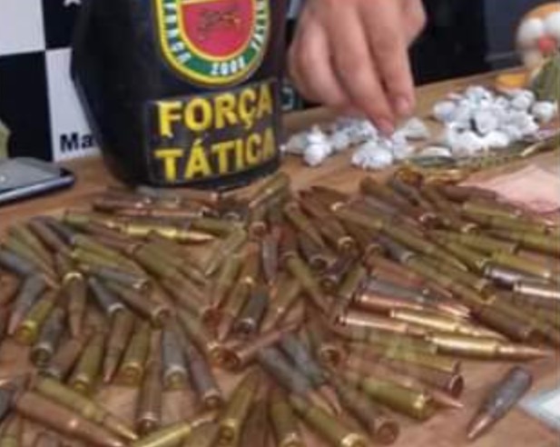 Jovem é preso com mais de 100 munições e peças de moto escondidas em casa no Amazonas