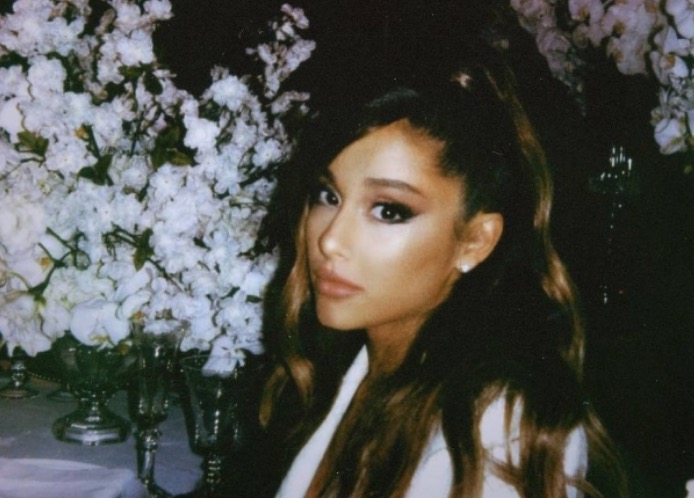 Ariana Grande cobre tatuagem sobre Pete Davidson e faz homenagem a Mac Miller