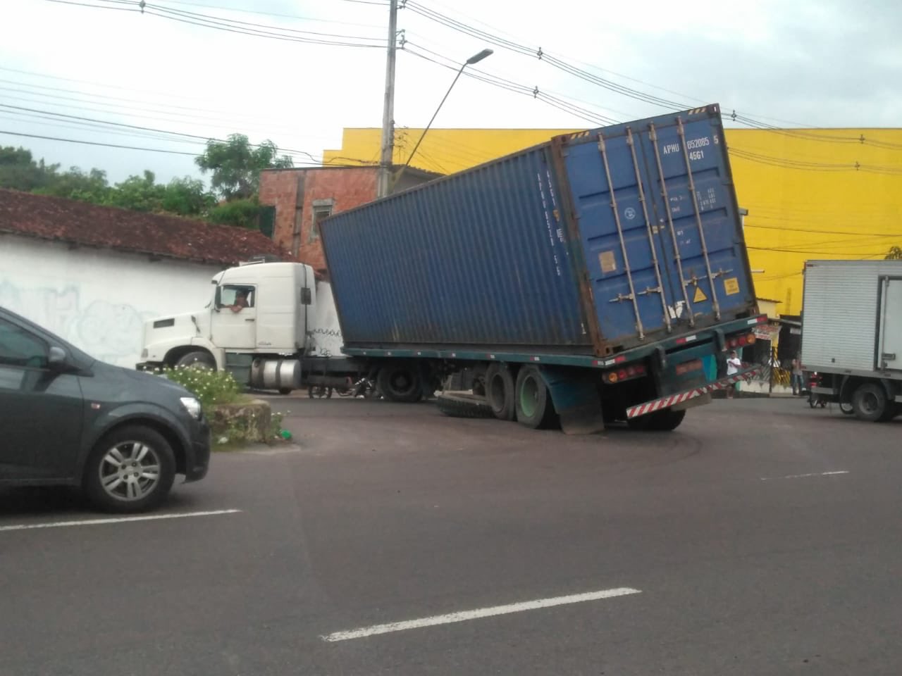 Carreta quebra durante manobra de retorno e bloqueia av. Autaz Mirim
