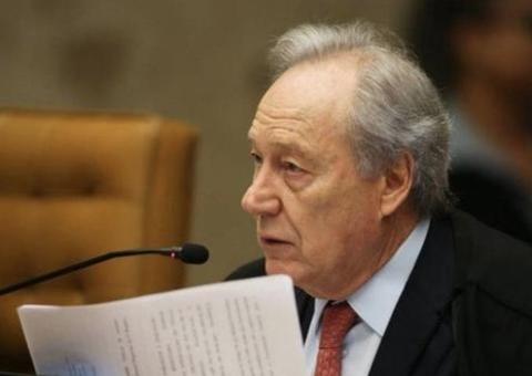 Passageiro diz a Lewandowski ter vergonha de STF e é retido pela PF