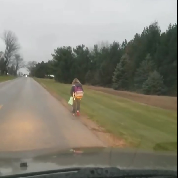 Pai obriga filha a andar quase 10 km até escola por ter praticado bullying