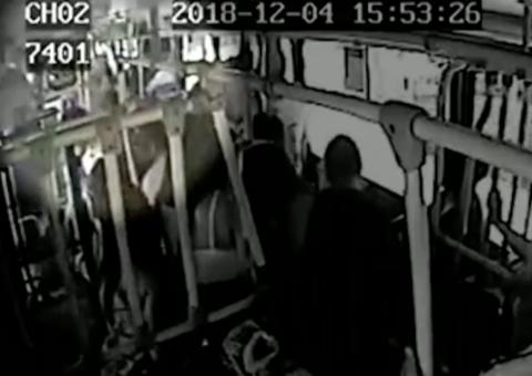 Câmera flagra momento que homem mata ex a facadas dentro de ônibus