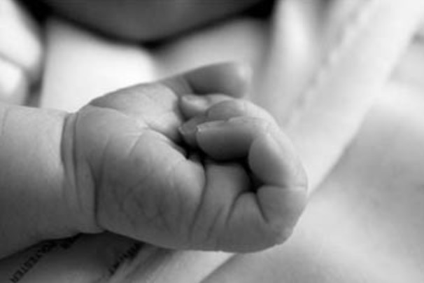 Sem registro de nascimento, bebê de um mês chega morto a hospital de Manaus