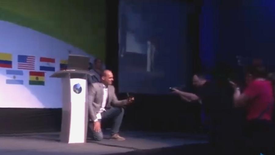 Filho de Bolsonaro encerra Cúpula das Américas com pedido de casamento transmitido ao vivo