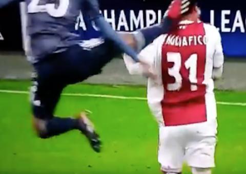 Em jogo com 'voadora', Bayern de Munique e Ajax empatam na Holanda