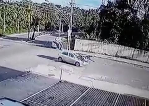 Vídeo mostra momento que condutora sem CNH atropela mulheres em condomínio de Manaus
