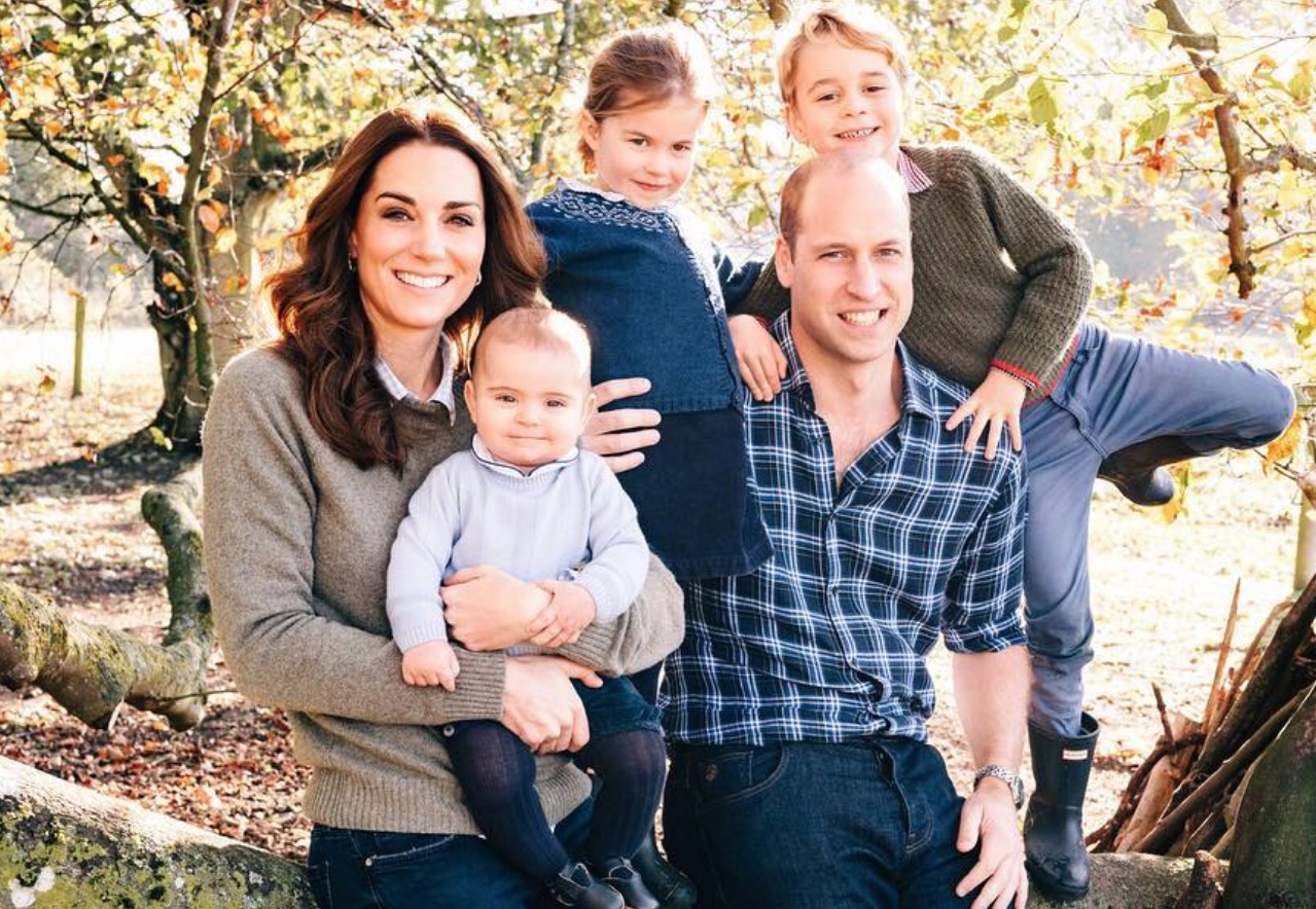 Família Real divulga foto em clima de Natal de Príncipe William, Kate e os três filhos