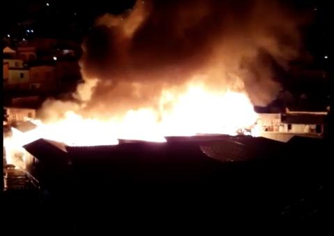 Vídeo: Incêndio de grandes proporções atinge várias casas de madeira em Manaus