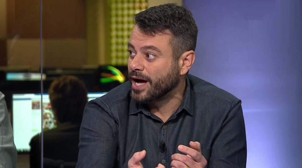 Repórter da Globo faz piada sobre ‘cheirinho’ e revolta torcedores do Flamengo