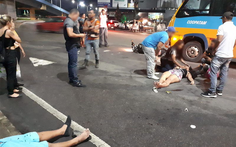 Casal fica ferido ao ser atropelado por micro-ônibus em avenida de Manaus