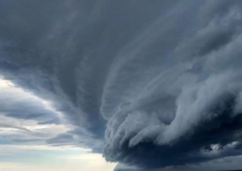 Nuvem 'sinistra' assusta turistas e moradores em praia brasileira