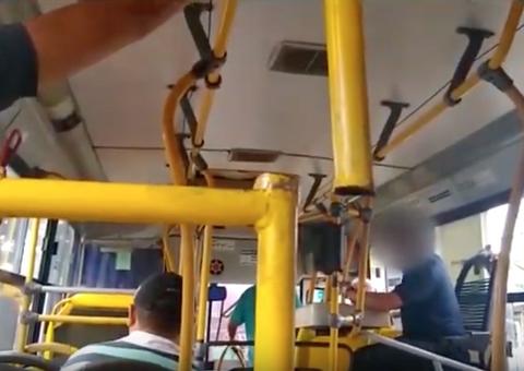 Vídeo: ônibus com barra solta da mesma empresa em que homem cortou o pulso em Manaus 