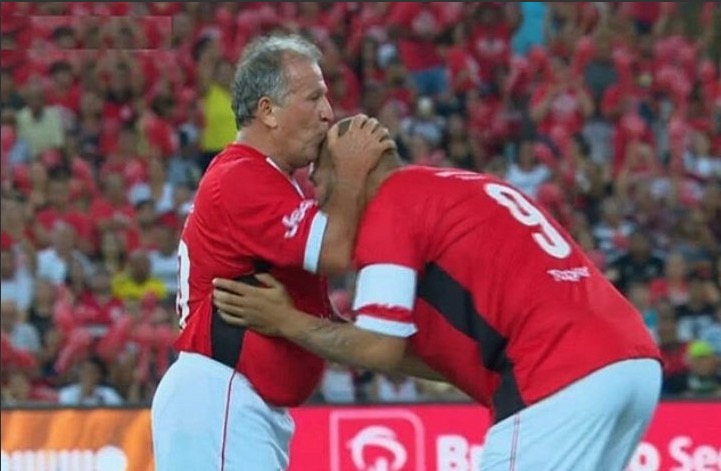Zico atrai 48 mil ao Maracanã e brilha com dois gols no Jogo das Estrelas