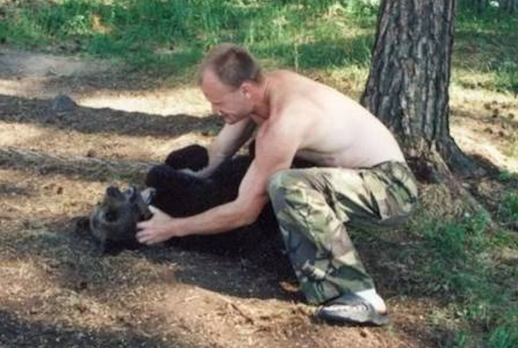 Urso ataca e devora caçador que o adotou como animal de estimação