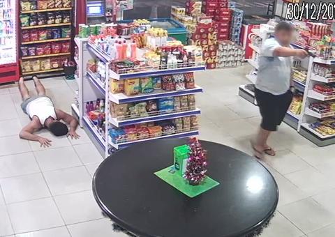 Com a ajuda de comparsa, homem invade e assalta loja de conveniências em Manaus
