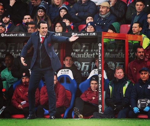 Técnico do Arsenal é multado por chutar garrafa em torcida rival