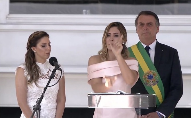 Michelle Bolsonaro quebra protocolo e, pela primeira vez, uma primeira-dama discursa